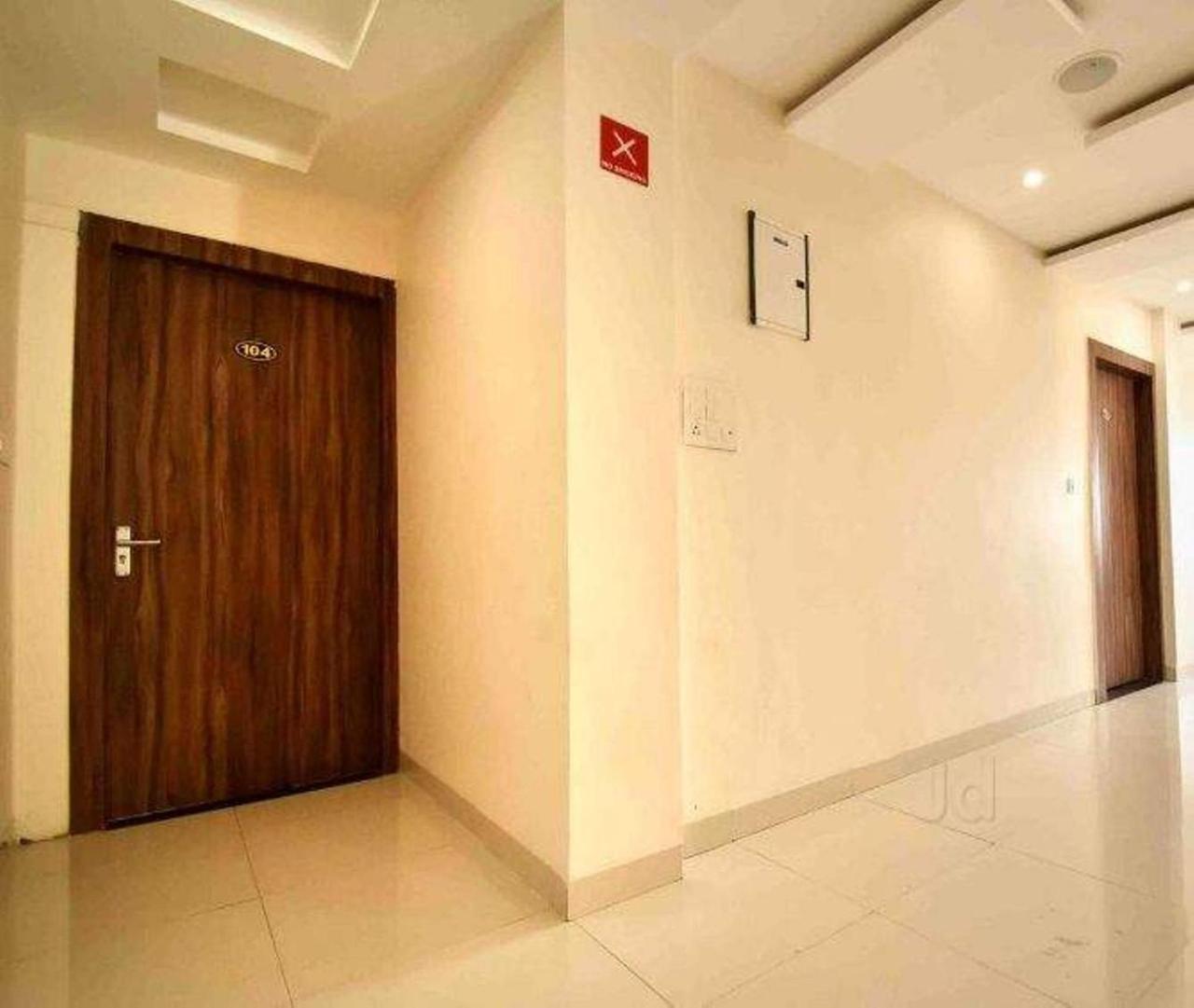 Hotel Kamad Giri,Уджайн Екстериор снимка